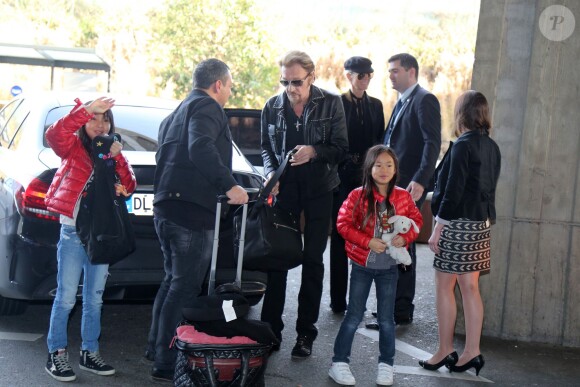 Exclusif - Johnny Hallyday, sa femme Laeticia et leurs filles Jade et Joy - La famille Hallyday arrive à l'aéroport de Roissy pour prendre un vol pour aller passer leurs vacances en Thaïlande avec des amis le 19 décembre 2015