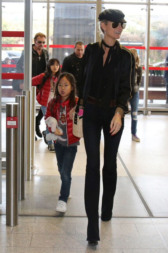 Exclusif - La famille Hallyday arrive à l'aéroport de Roissy pour prendre un vol pour aller passer leurs vacances en Thaïlande avec des amis le 19 décembre 2015