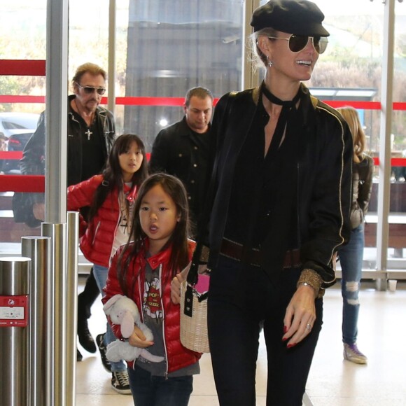 Exclusif - La famille Hallyday arrive à l'aéroport de Roissy pour prendre un vol pour aller passer leurs vacances en Thaïlande avec des amis le 19 décembre 2015