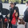 Exclusif - Johnny Hallyday et sa fille Joy - La famille Hallyday arrive à l'aéroport de Roissy pour prendre un vol pour aller passer leurs vacances en Thaïlande avec des amis le 19 décembre 2015