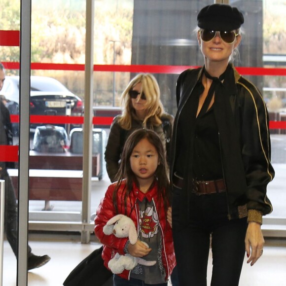 Exclusif - Johnny Hallyday, sa femme Laeticia et leurs filles Jade et Joy - La famille Hallyday arrive à l'aéroport de Roissy pour prendre un vol pour aller passer leurs vacances en Thaïlande avec des amis le 19 décembre 2015