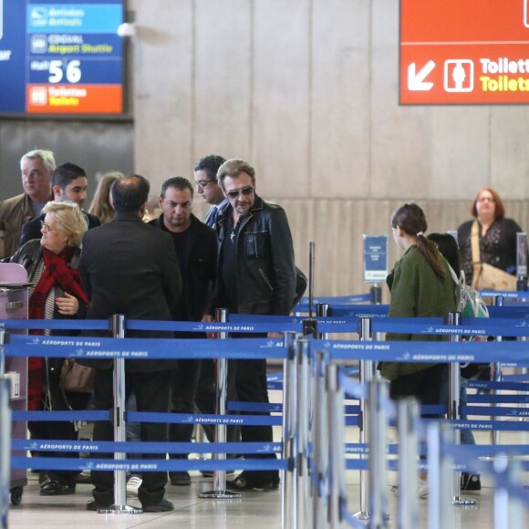 Exclusif - La grand-mère de Laeticia, Elyette, Johnny Hallyday, Anne Marcassus et sa fille Giulia, Laeticia Hallyday - La famille Hallyday arrive à l'aéroport de Roissy pour prendre un vol pour aller passer leurs vacances en Thaïlande avec des amis le 19 décembre 2015