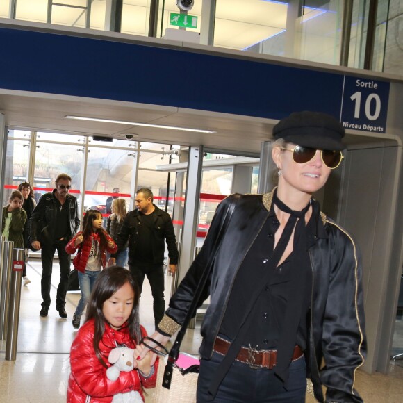 Exclusif - Johnny Hallyday, sa femme Laeticia et leurs filles Jade et Joy - La famille Hallyday arrive à l'aéroport de Roissy pour prendre un vol pour aller passer leurs vacances en Thaïlande avec des amis le 19 décembre 2015