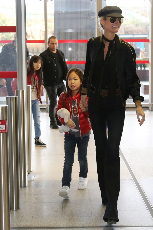 Exclusif - Laeticia Hallyday et ses filles Jade et Joy - La famille Hallyday arrive à l'aéroport de Roissy pour prendre un vol pour aller passer leurs vacances en Thaïlande avec des amis le 19 décembre 2015