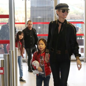 Exclusif - Laeticia Hallyday et ses filles Jade et Joy - La famille Hallyday arrive à l'aéroport de Roissy pour prendre un vol pour aller passer leurs vacances en Thaïlande avec des amis le 19 décembre 2015