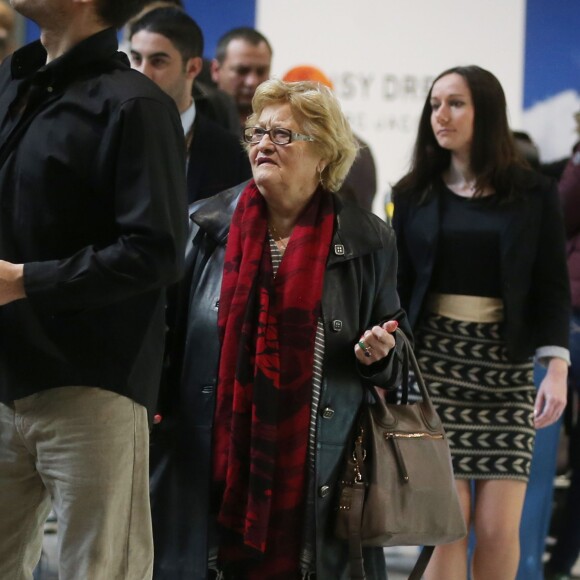 Exclusif - Elyette, la grand-mère de Laeticia - La famille Hallyday arrive à l'aéroport de Roissy pour prendre un vol pour aller passer leurs vacances en Thaïlande avec des amis le 19 décembre 2015