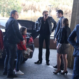 Exclusif - Johnny Hallyday et ses filles Jade et Joy - La famille Hallyday arrive à l'aéroport de Roissy pour prendre un vol pour aller passer leurs vacances en Thaïlande avec des amis le 19 décembre 2015.