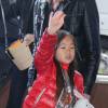 Exclusif - Joy Hallyday - La famille Hallyday arrive à l'aéroport de Roissy pour prendre un vol pour aller passer leurs vacances en Thaïlande avec des amis le 19 décembre 2015.