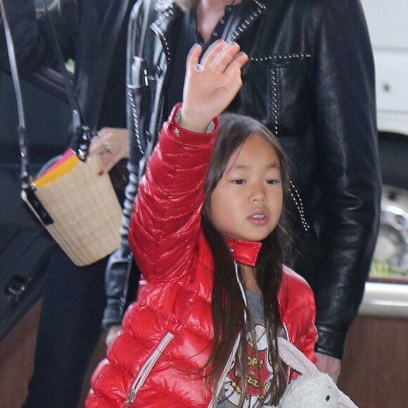Exclusif - Joy Hallyday - La famille Hallyday arrive à l'aéroport de Roissy pour prendre un vol pour aller passer leurs vacances en Thaïlande avec des amis le 19 décembre 2015.