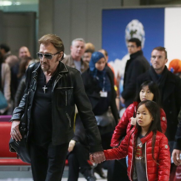 Exclusif - Johnny Hallyday et ses filles Jade et Joy - La famille Hallyday arrive à l'aéroport de Roissy pour prendre un vol pour aller passer leurs vacances en Thaïlande avec des amis le 19 décembre 2015.