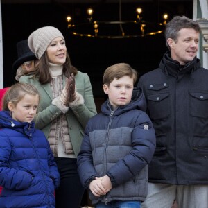 La princesse Mary, le prince Frederik et leurs enfants la princesse Isabella et le prince Christian de Danemark lors de la chasse Hubertus à Copenhague le 1er novembre 2015