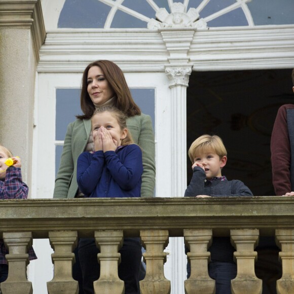 La princesse Mary et ses enfants la princesse Josephine, la princesse Isabella, le prince Vincent et le prince Christian de Danemark lors de la chasse Hubertus à Copenhague le 1er novembre 2015