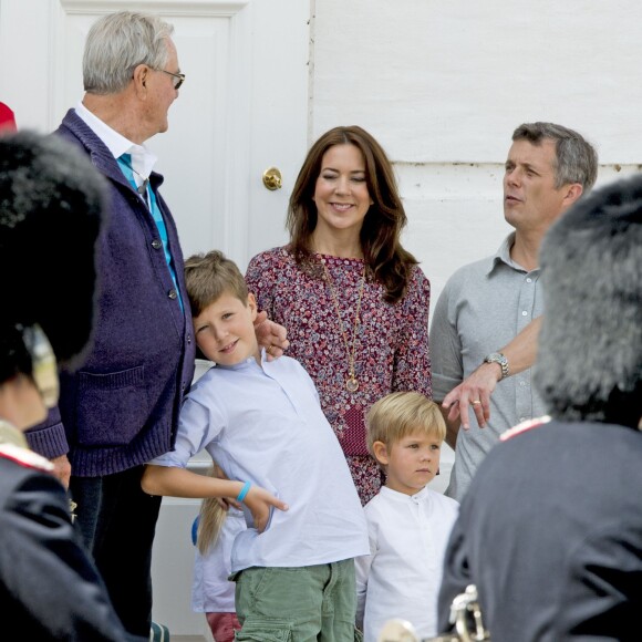 La famille royale danoise pose au palais de Grasten au Danemark le 25 juillet 2015.