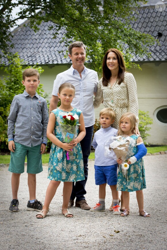 La princesse Mary et le prince Frederik de Danemark à la parade équestre au château de Grasten avec leurs enfants le prince Christian, la princesse Isabella et les jumeaux, le prince Vincent et la princesse Josephine le 19 juillet 2015