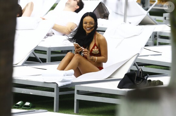 Karrueche Tran prend un bain de soleil près de la piscine du Fontainebleau. Miami, le 19 décembre 2015.