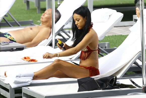 Karrueche Tran prend un bain de soleil près de la piscine du Fontainebleau. Miami, le 19 décembre 2015.