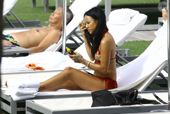 Karrueche Tran prend un bain de soleil près de la piscine du Fontainebleau. Miami, le 19 décembre 2015.