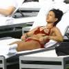 Karrueche Tran prend un bain de soleil près de la piscine du Fontainebleau. Miami, le 19 décembre 2015.