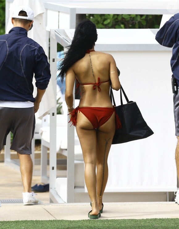Karrueche Tran prend un bain de soleil près de la piscine du Fontainebleau. Miami, le 19 décembre 2015.