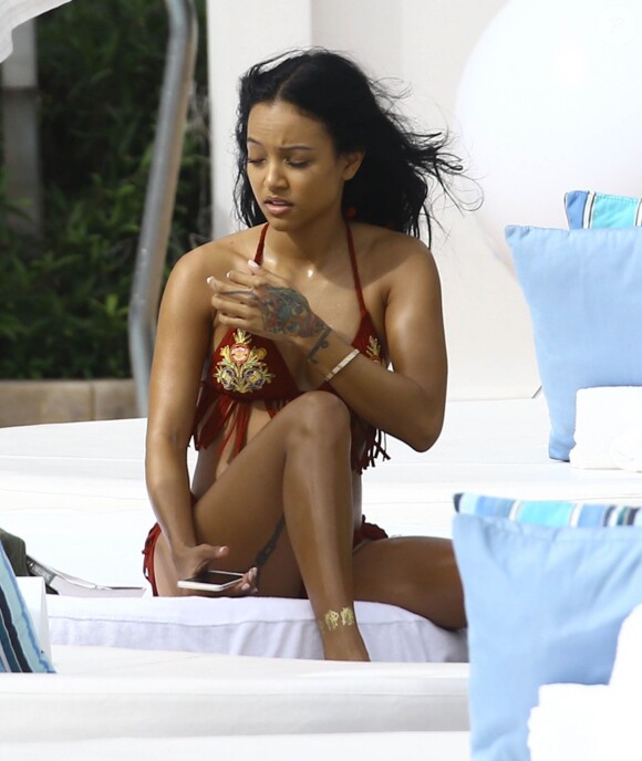 Karrueche Tran prend un bain de soleil près de la piscine du Fontainebleau. Miami, le 19 décembre 2015.