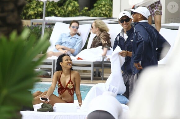 Karrueche Tran prend un bain de soleil près de la piscine du Fontainebleau. Miami, le 19 décembre 2015.