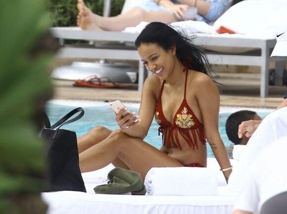 Karrueche Tran prend un bain de soleil près de la piscine du Fontainebleau. Miami, le 19 décembre 2015.