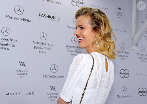 Eva Herzigova assiste au défilé Marc Cain pendant la Mercedes Fashion Week de Berlin le 7 juillet 2015.