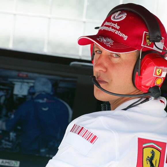 Michael Schumacher dans le stand de la Scuderia Ferrari sur le circuit Gilles Villeneuve de Montréal, le 9 juin 2007