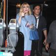 Courtney Love ressort au bras d'un inconnu du restaurant Craig à West Hollywood. Le 26 octobre 2015