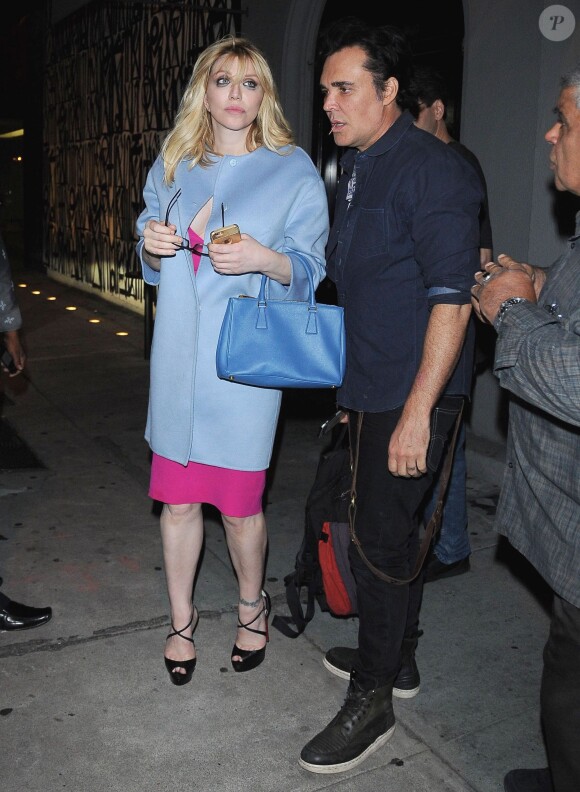 Courtney Love ressort au bras d'un inconnu du restaurant Craig à West Hollywood. Le 26 octobre 2015