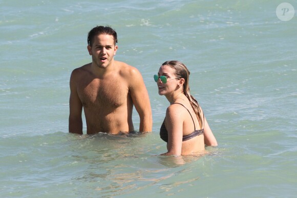 Katie Cassidy et son ami Tommy Cole sur la plage de Miami. Le 21 décembre 2015.