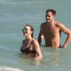 Katie Cassidy et son ami Tommy Cole sur la plage de Miami. Le 21 décembre 2015.