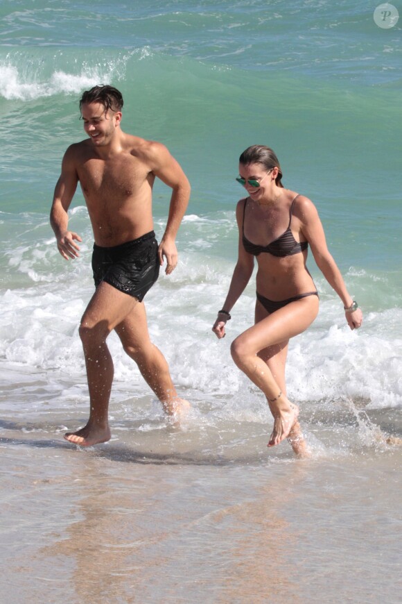 Katie Cassidy et son ami Tommy Cole sur la plage de Miami. Le 21 décembre 2015.