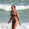 Katie Cassidy profite d'un après-midi ensoleillé sur la plage de Miami. Le 21 décembre 2015.