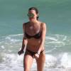 Katie Cassidy profite d'un après-midi ensoleillé sur la plage de Miami. Le 21 décembre 2015.