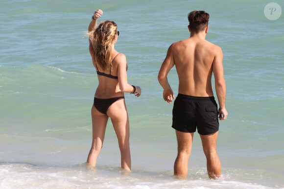 Katie Cassidy et son ami Tommy Cole sur la plage de Miami. Le 21 décembre 2015.