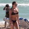 Katie Cassidy profite d'un après-midi ensoleillé sur la plage de Miami. Le 21 décembre 2015.