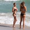 Katie Cassidy et une amie sur la plage de Miami. Le 21 décembre 2015.