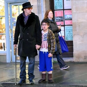 Nicolas Cage avec son fils Kal-El à Glastonbury, Somerset, le 17 décembre 2015.