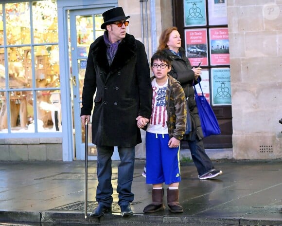 Nicolas Cage avec son fils Kal-El à Glastonbury, Somerset, le 17 décembre 2015.