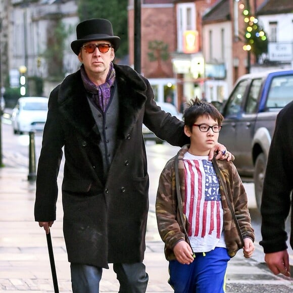 Nicolas Cage avec son fils Kal-El à Glastonbury, Somerset, le 17 décembre 2015.