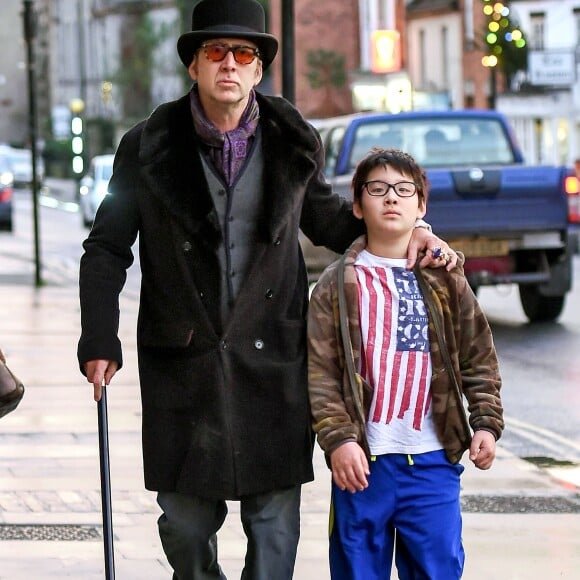 Nicolas Cage fait du shopping avec son fils Kal-El à Glastonbury, Somerset, le 17 décembre 2015.