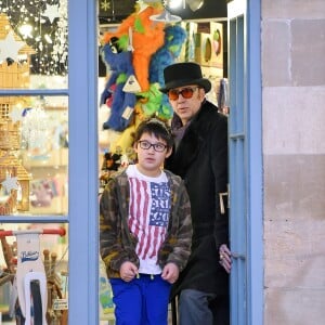 Nicolas Cage avec son fils Kal-El à Glastonbury, Somerset, le 17 décembre 2015.