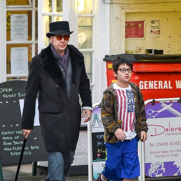 Nicolas Cage avec son fils Kal-El à Glastonbury, Somerset, le 17 décembre 2015.