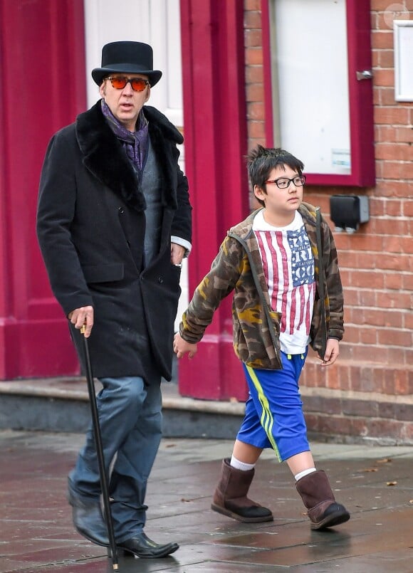 Nicolas Cage avec son fils Kal-El à Glastonbury, Somerset, le 17 décembre 2015.