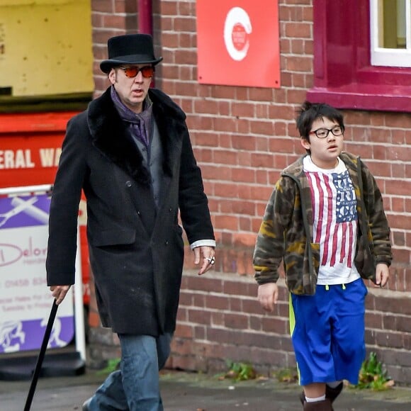 Nicolas Cage avec son fils Kal-El à Glastonbury, Somerset, le 17 décembre 2015.