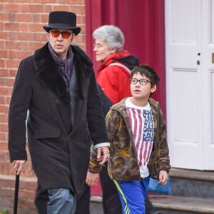 Nicolas Cage avec son fils Kal-El à Glastonbury, Somerset, le 17 décembre 2015.