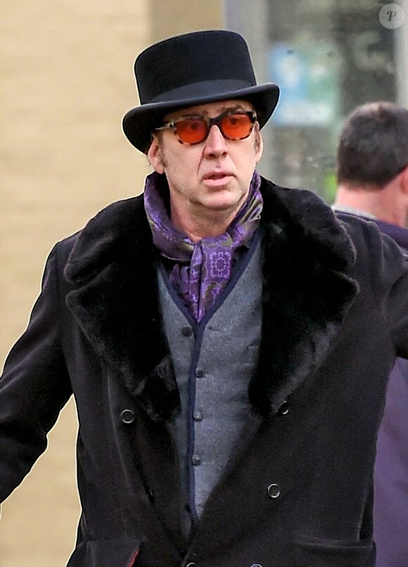 Nicolas Cage dandy dans les rues de Glastonbury, Somerset, le 17 décembre 2015.
