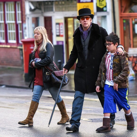 Nicolas Cage avec son fils Kal-El à Glastonbury, Somerset, le 17 décembre 2015.