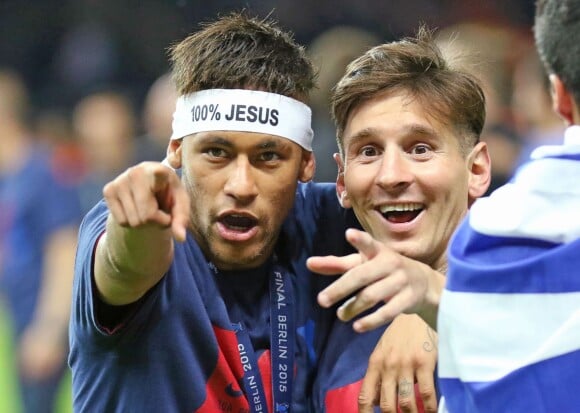 Lionel Messi et Neymar après avoir décroché la Ligue des Champions contre la Juventus de Turin à Berlin en Allemagne le 6 juin 2015